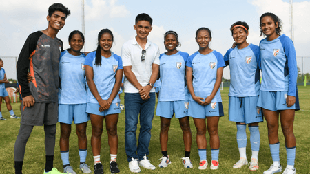 सुनील छेत्री ने अंतर्राष्ट्रीय मैत्री मैचों से पहले बेंगलुरु में महिला राष्ट्रीय शिविर का दौरा किया