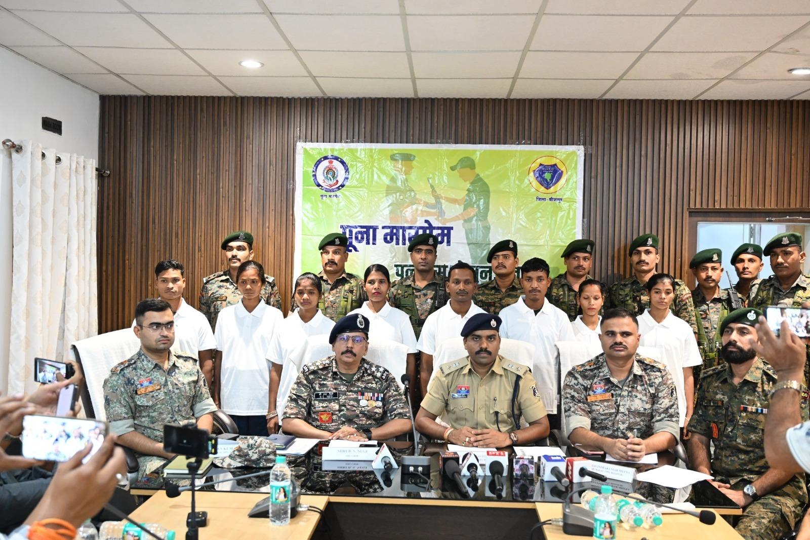 झारखंड: पांच महिला सहित आठ माओवादियों ने बीजापुर पुलिस के सामने किया आत्मसमर्पण, छोड़ा हिंसा का रास्ता