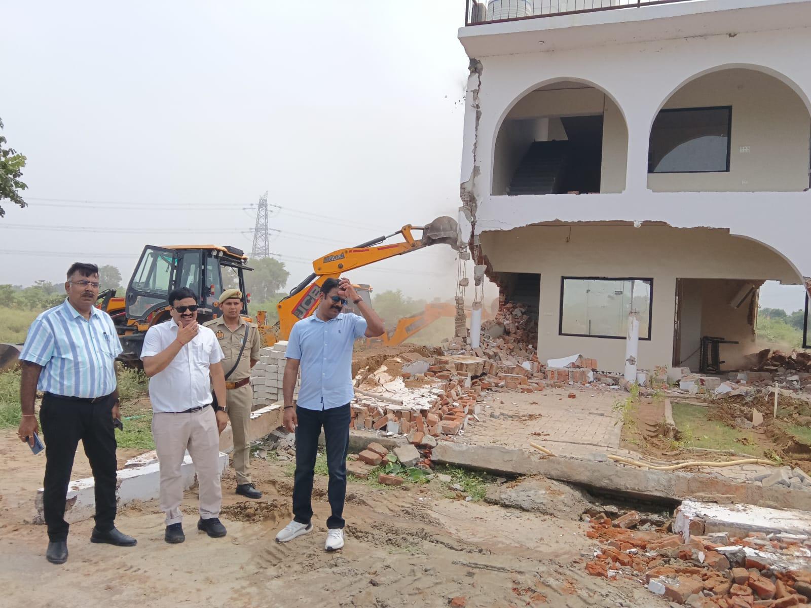 यमुना प्राधिकरण की बड़ी कार्रवाई: 450 करोड़ रुपए मूल्य की अवैध कॉलोनियों पर चला बुलडोजर