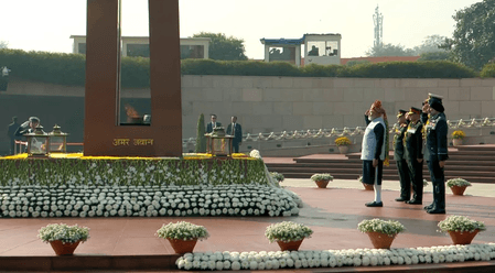 गणतंत्र दिवस: पीएम मोदी ने नेशनल वॉर मेमोरियल में शहीद सैनिकों को श्रद्धांजलि दी