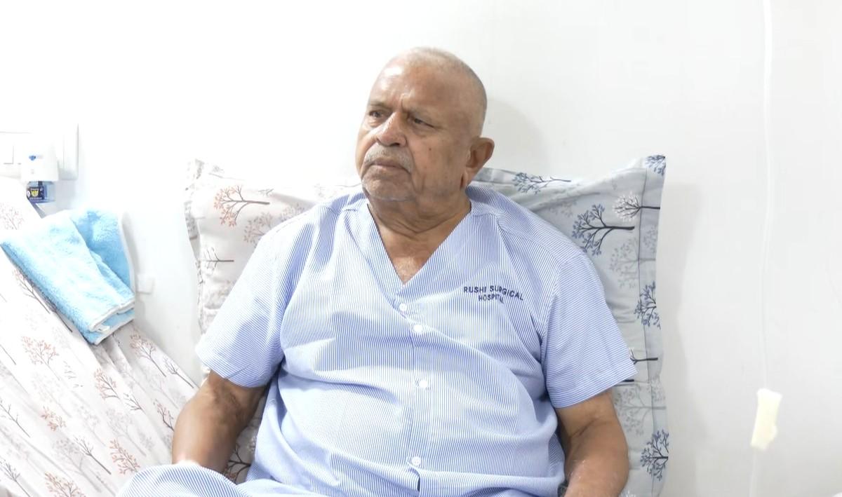 नरेंद्र तालाब से मगरमच्छ का एक बच्चा घर ले आए थे