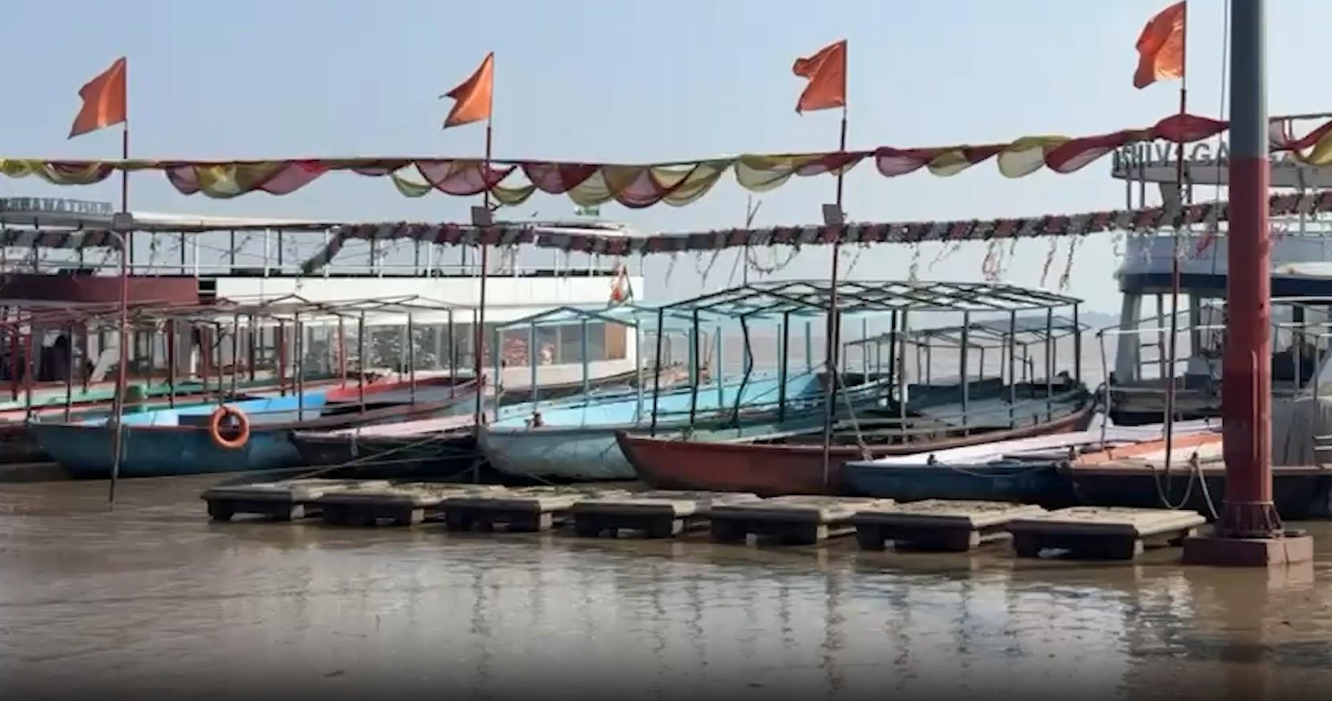 वाराणसी में एक सेंटीमीटर प्रति घंटे की रफ्तार से घट रहा गंगा का जलस्तर, नाव संचालन पर रोक जारी