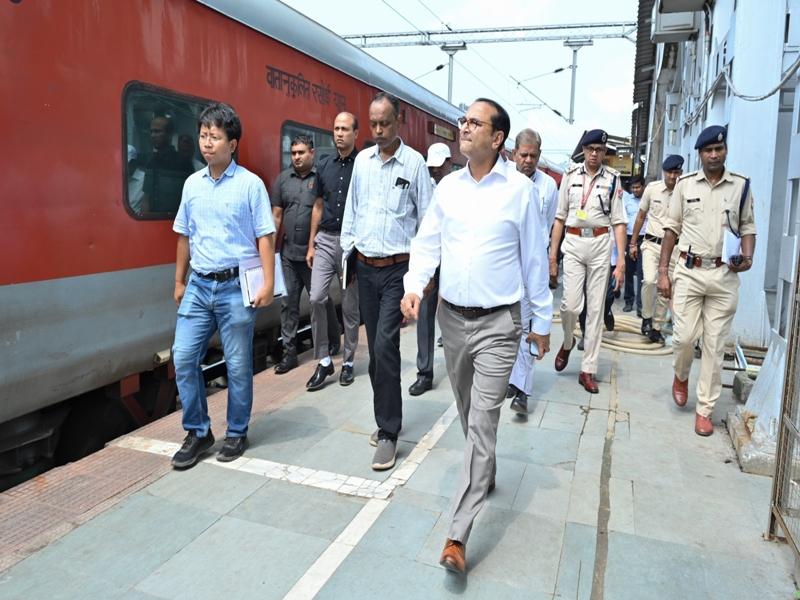 अंबुबाची मेले से पहले रेलवे अधिकारियों ने कामाख्या स्टेशन की तैयारियों का लिया जायजा