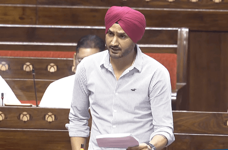 पंजाब-हरियाणा हाई कोर्ट पहुंचे हरभजन सिंह, सुरक्षा हटाने के फैसले को दी चुनौती