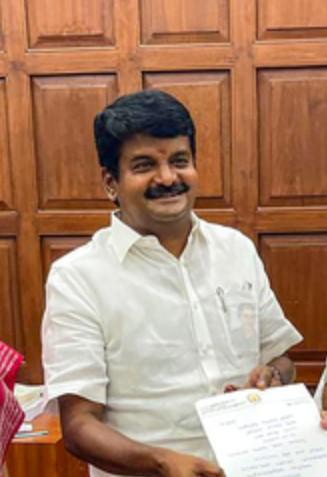 एआईएडीएमके के दो पूर्व मंत्री 15,000 समर्थकों के साथ टीवीके में होंगे शामिल