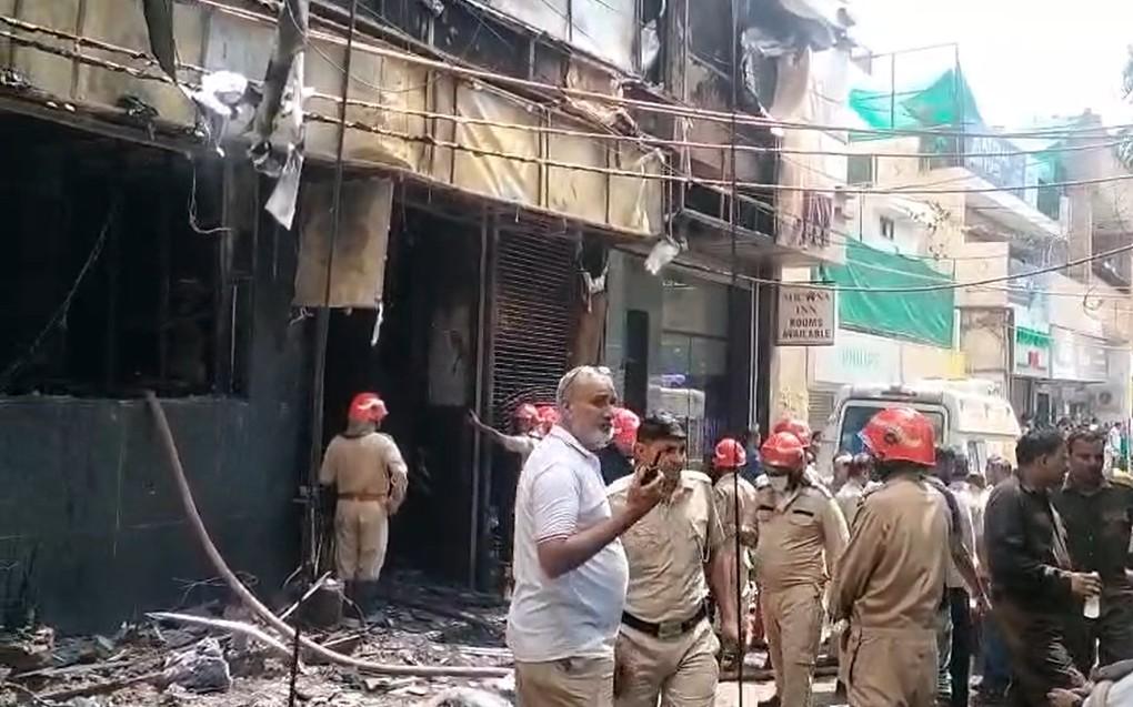 दिल्ली : मालवीय नगर के बहुमंजिला इमारत में भीषण आग, 10 लोगों की मौत, कई घायल