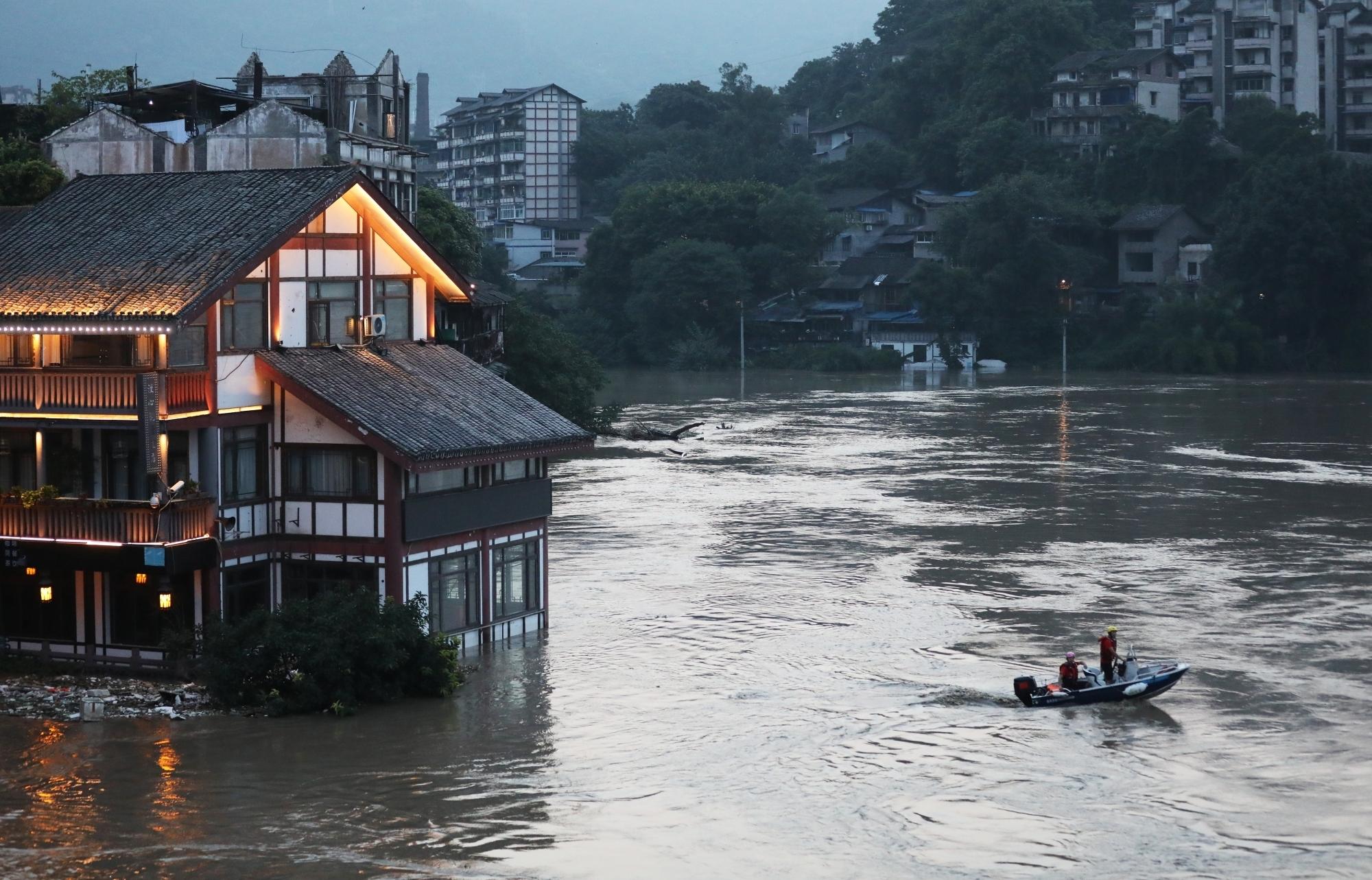 चीन के गुइझोउ में मूसलाधार बारिश से बाढ़ का कहर, 10 हजार से अधिक लोगों का रेस्क्यू