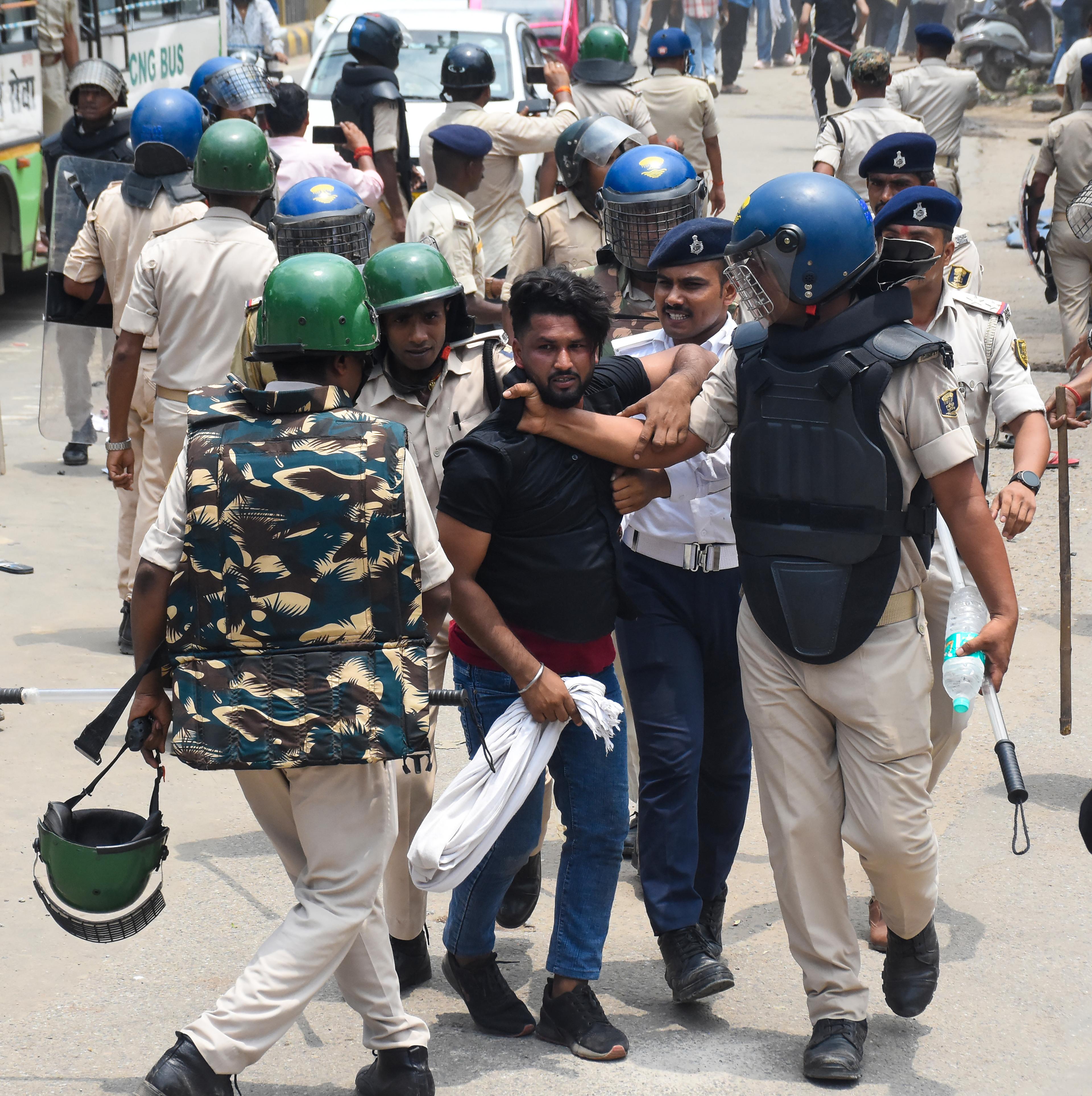 बिहार: छात्र प्रदर्शनों के दौरान 694 लोगों को हिरासत में लिया गया, 91 पुलिसकर्मी घायल