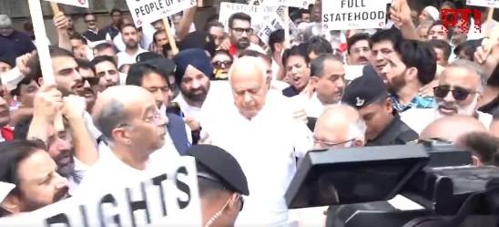 फारूक अब्दुल्ला ने की जम्मू-कश्मीर का दर्जा बहाल करने के विरोध प्रदर्शन की अगुवाई, बोले- 'हमसे किया गया वादा पूरा करे केंद्र'