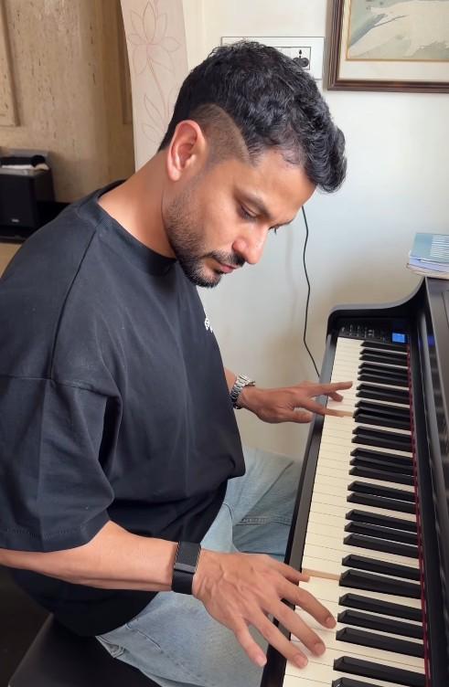 पियानो पर हाथ आजमा रहे हैं कुणाल खेमू, वीडियो शेयर कर बोले- भले ही परफेक्ट न हो, पर सुकून मिलता है