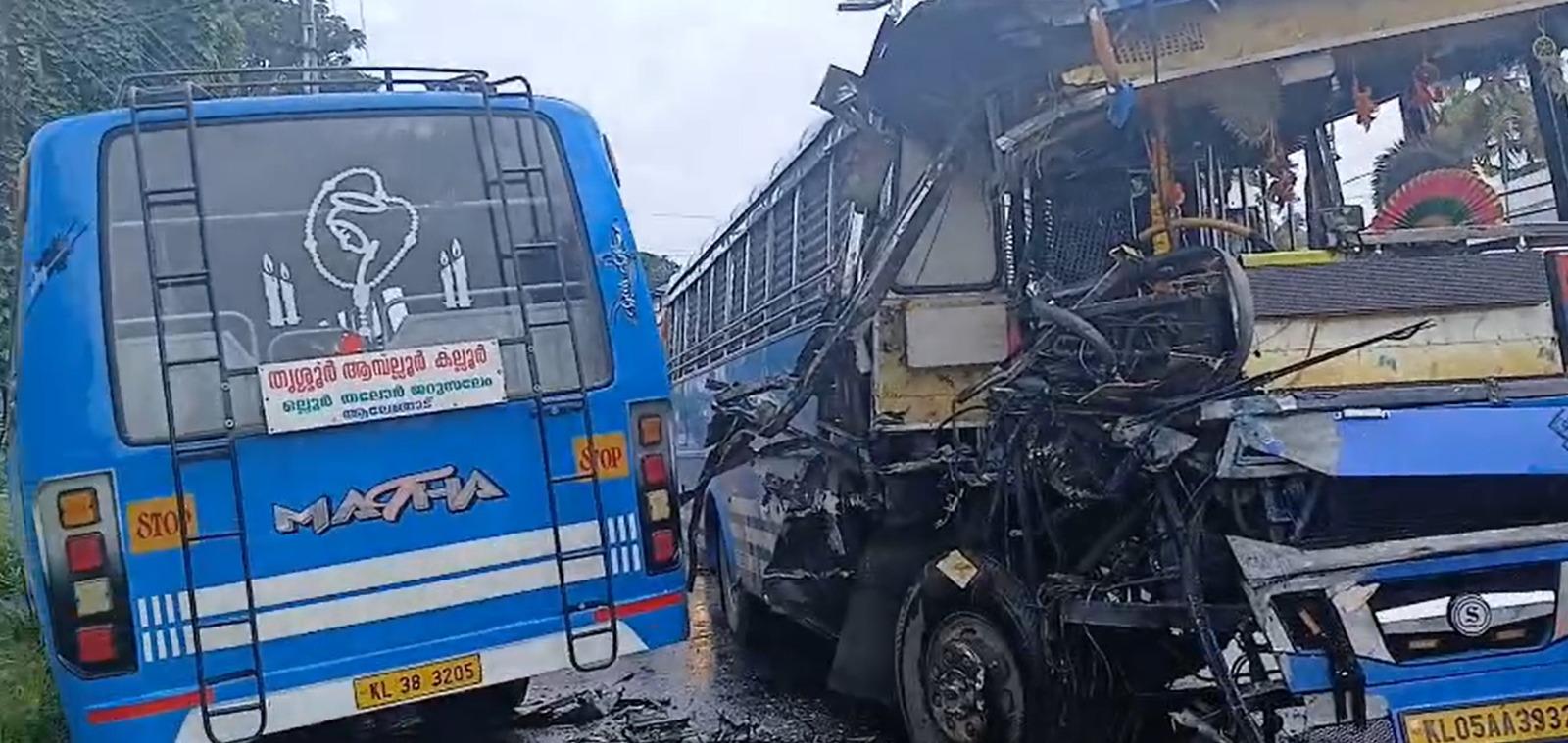 त्रिशूर के ओल्लूर में दो बसों की आमने-सामने टक्कर, 30 मिनट के रेस्क्यू ऑपरेशन के बाद चालक को सुरक्षित निकाला