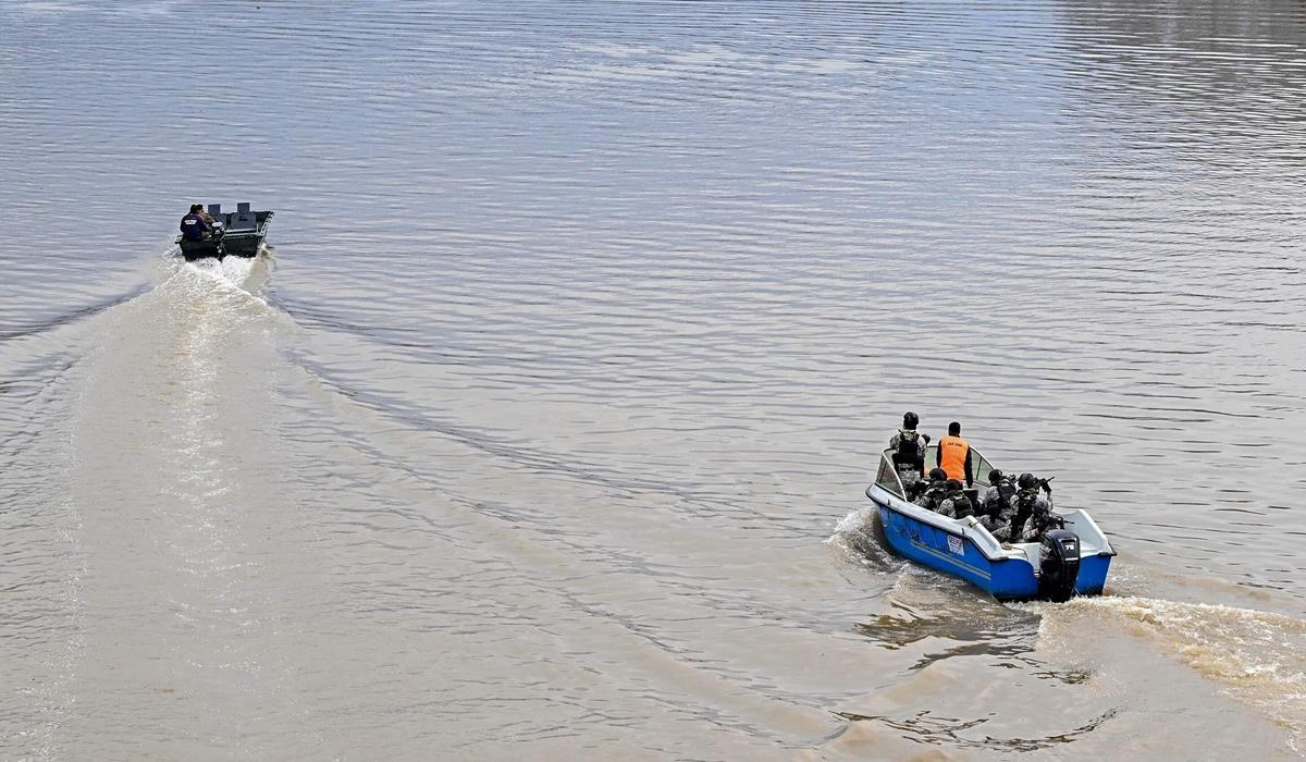 boat capsizing,