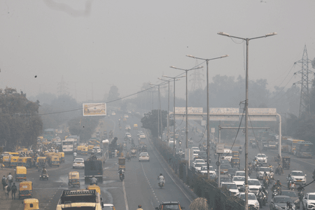 दिल्ली में रविवार सुबह बिगड़ी हवा, वायु गुणवत्ता सूचकांक 400 के पार पहुंचा