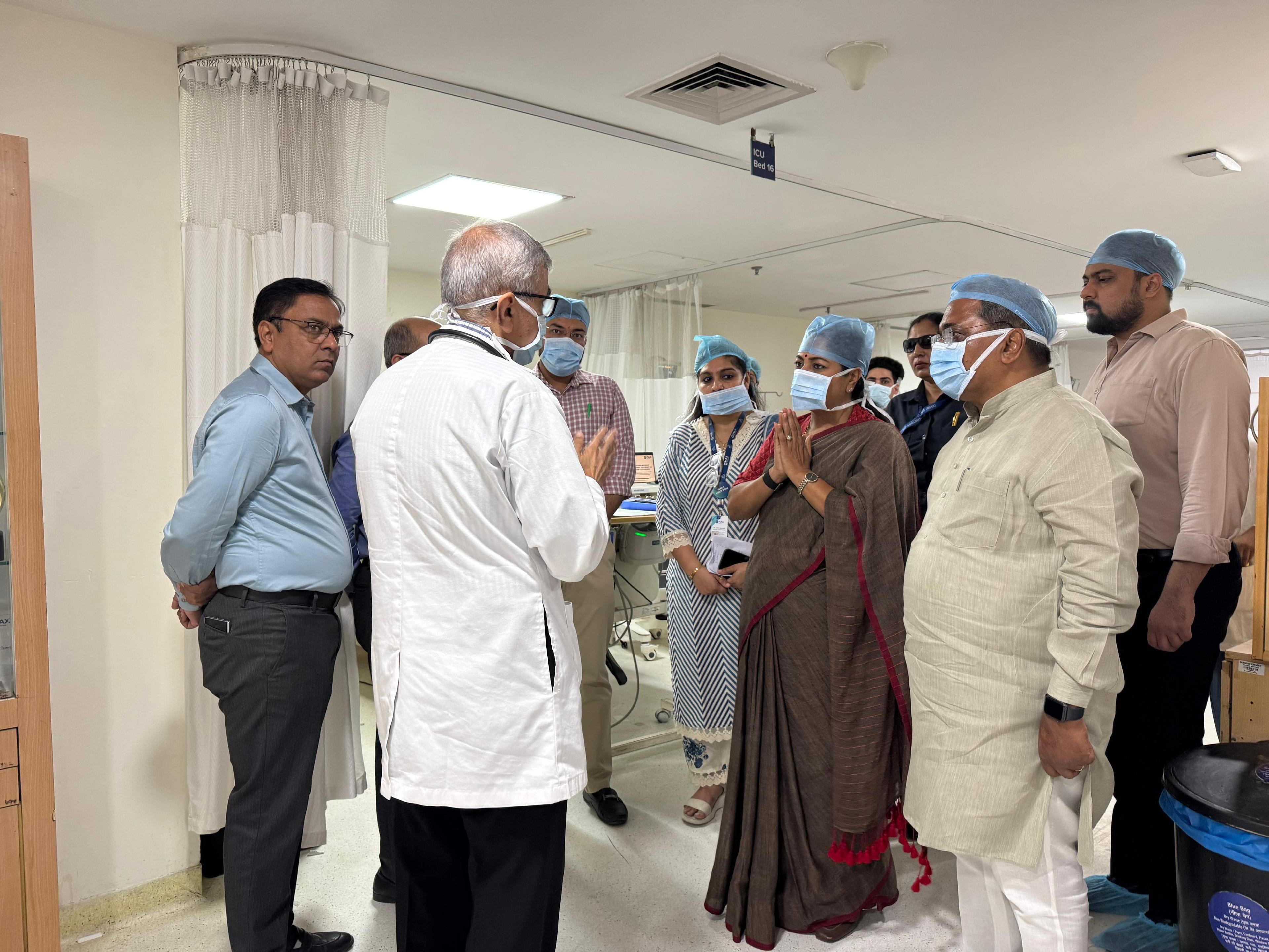 मालवीय नगर अग्निकांड के पीड़ितों से मिलने पहुंचीं सीएम रेखा गुप्ता, आर्थिक मदद की घोषणा