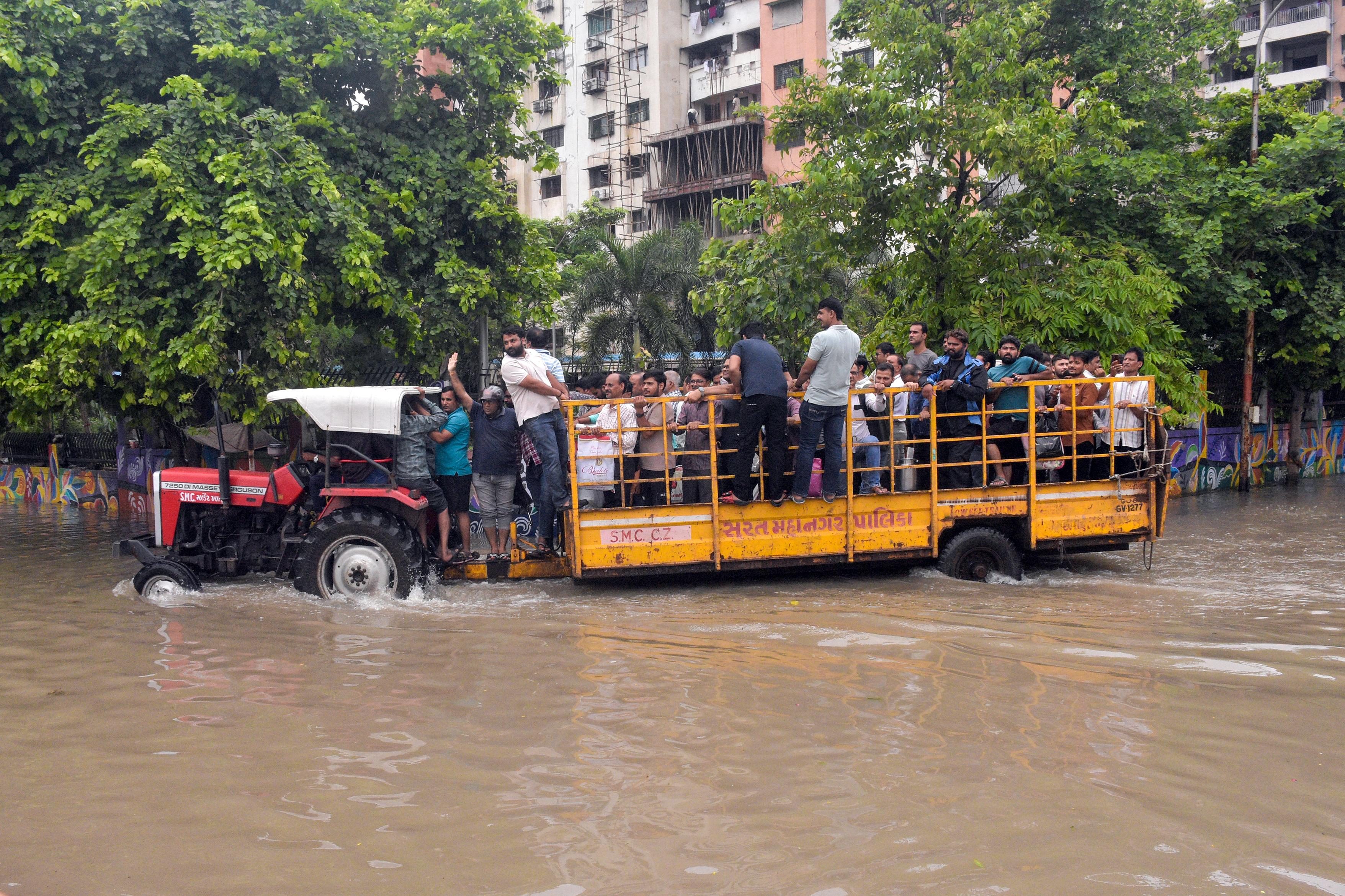 भारी बारिश के कारण गुजरात में हाईवे बंद; बांध से पानी छोड़े जाने की चेतावनी, कई लोगों को निकाला गया