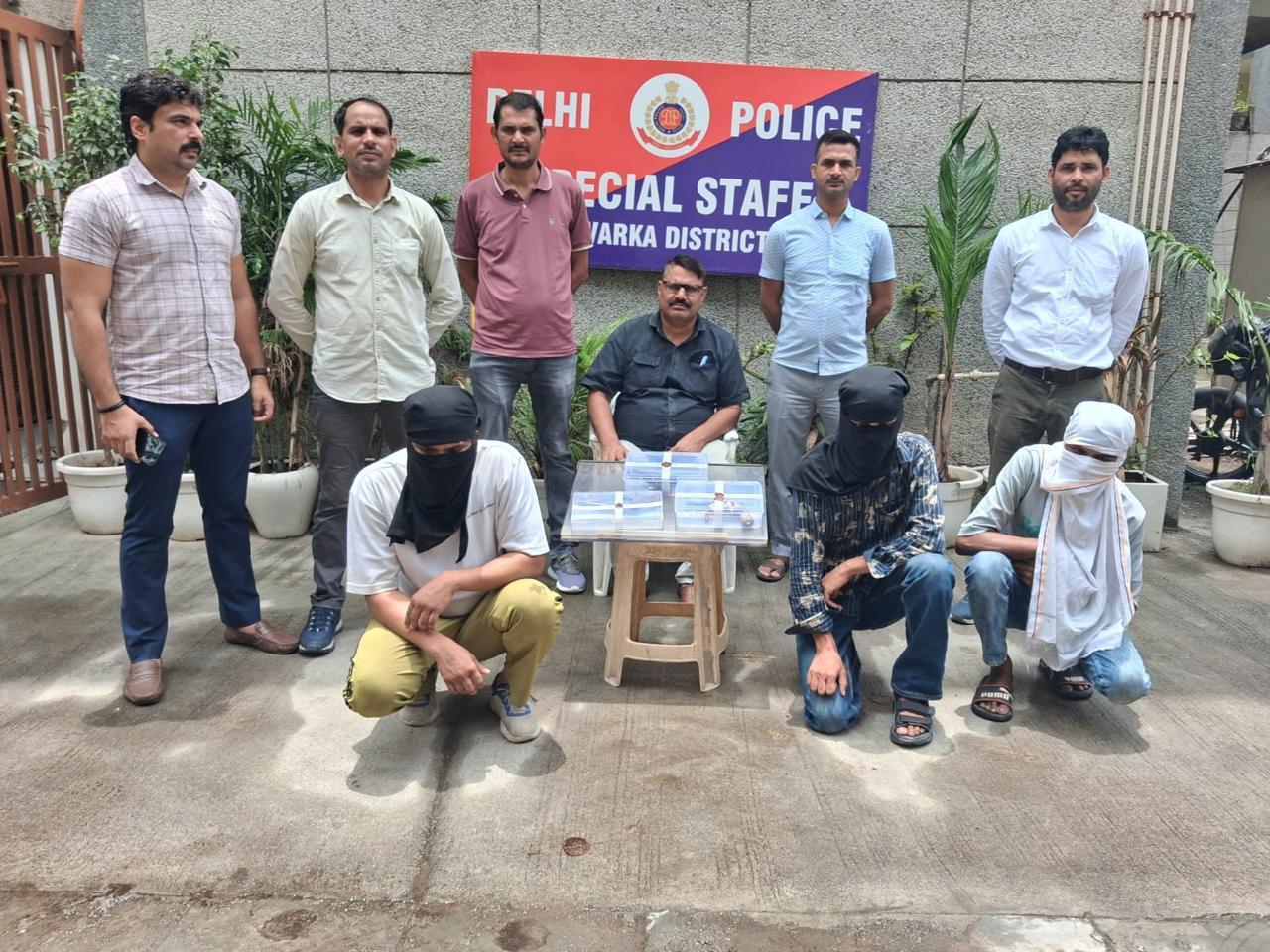 दिल्लीः लग्जरी कार में सवार होकर लूटने वाले तीन लुटेरे गिरफ्तार, हथियार बरामद