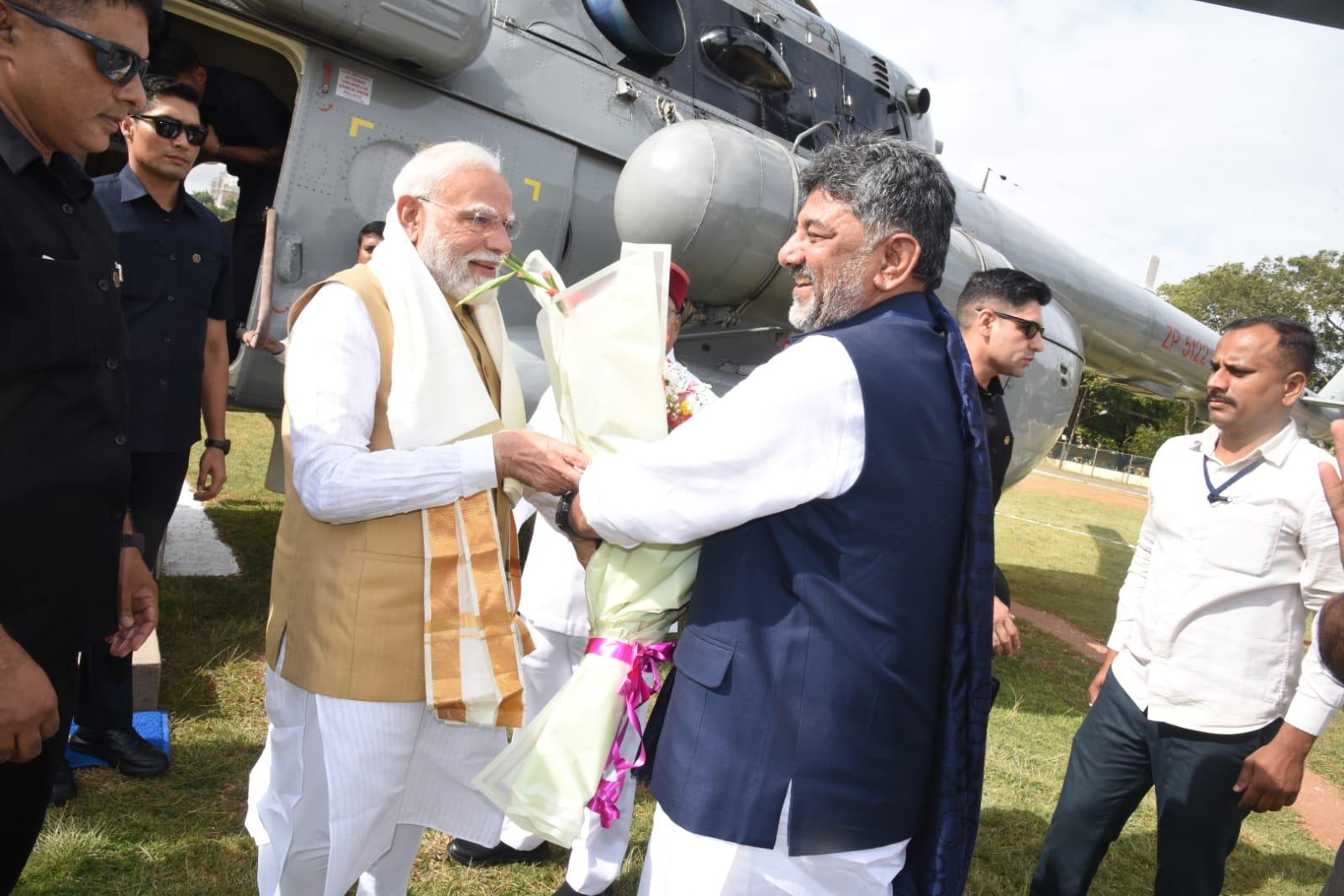 मैसूरु में पीएम मोदी का भव्य स्वागत, सीएम शिवकुमार ने भेंट की शॉल और गुलदस्ता
