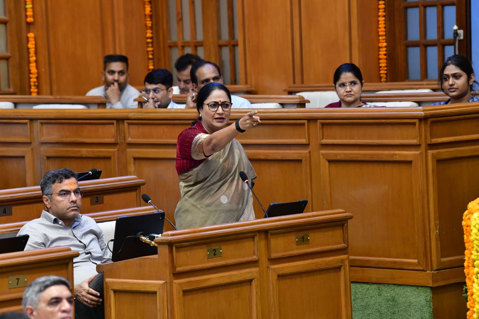 विपक्ष के वॉकआउट के बीच सीएम रेखा गुप्ता ने विधानसभा में 'दिल्ली लक्ष्मी योजना' पेश की