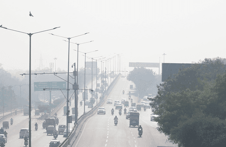 एनसीआर में प्रदूषण और कोहरे का डबल अटैक: विजिबिलिटी शून्य, जनजीवन अस्त-व्यस्त