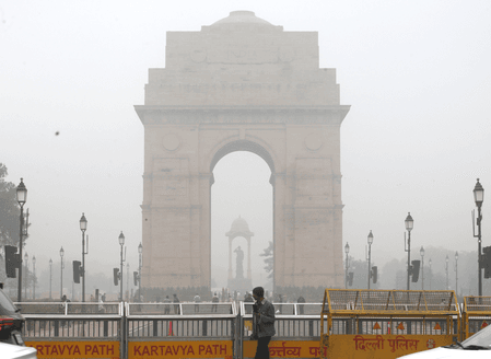 दिल्ली वायु प्रदूषण : गंभीर श्रेणी के करीब पहुंचा एक्यूआई, घने स्मॉग और कड़ाके की ठंड ने बढ़ाई मुश्किलें