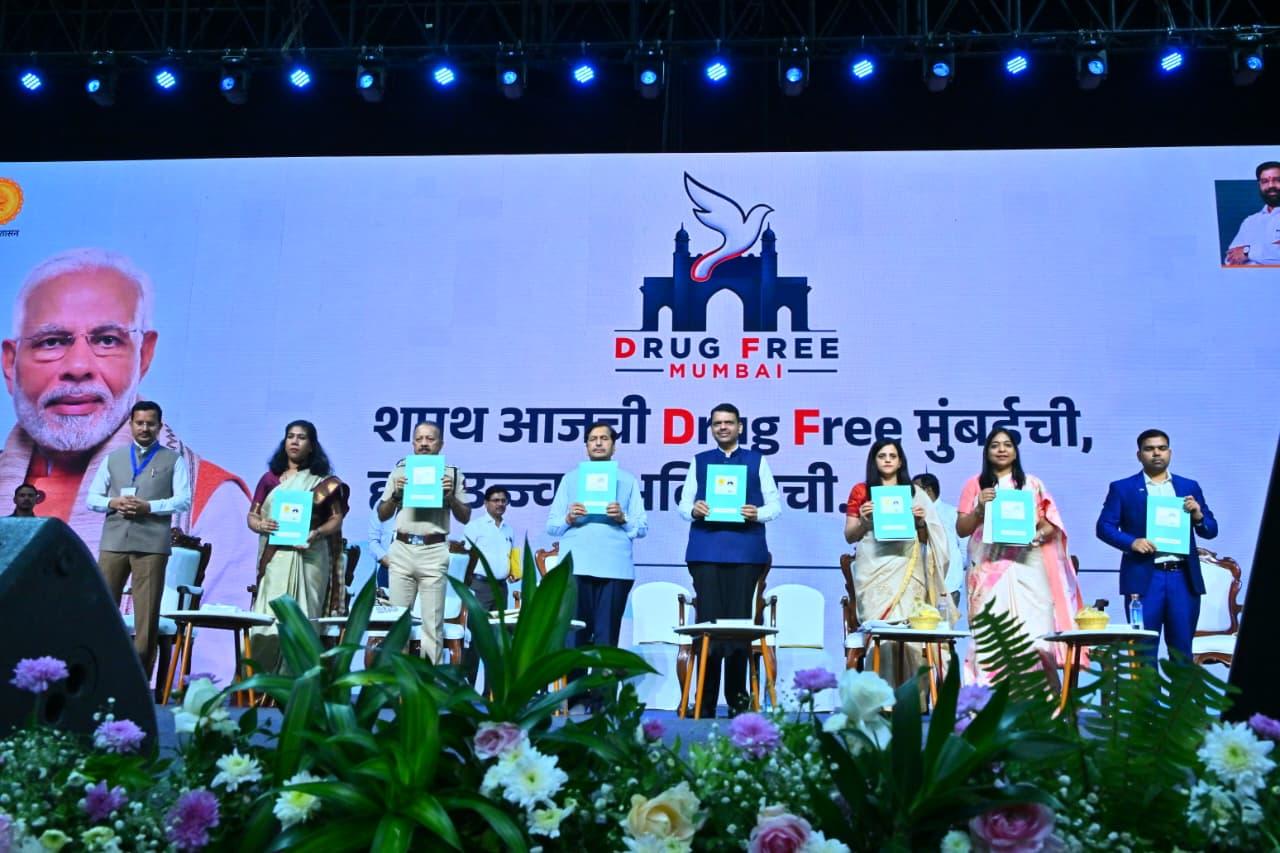 नशीली दवाओं की समस्या से लड़ना भारत की सामूहिक लड़ाई है: देवेंद्र फडणवीस