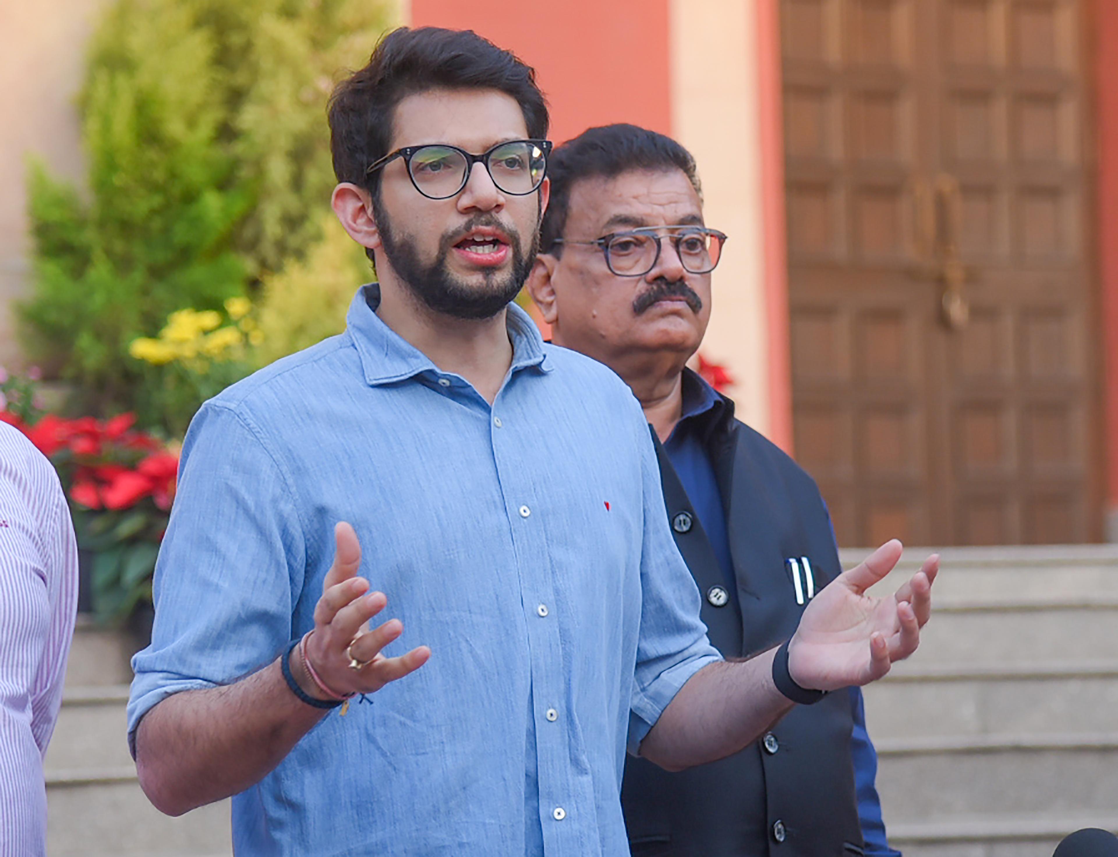 यूबीटी में बढ़ती बगावत के बीच आदित्य ठाकरे का एकनाथ शिंदे पर निशाना, बोले- जवाबदेही से बच रहे उपमुख्यमंत्री