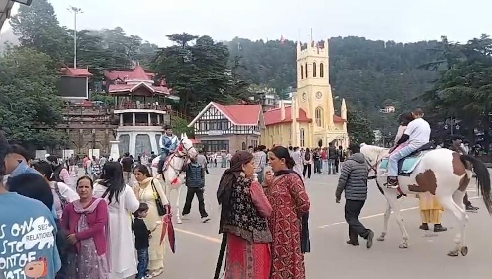 दिल्ली की गर्मी से बचने शिमला पहुंचे पर्यटक, सुहावने मौसम और वीकेंड का ले रहे आनंद