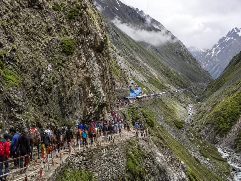 जम्मू में ड्रग विरोधी अभियान, हिरासत में 18 लोग; अमरनाथ यात्रा की सुरक्षा योजना पर बैठक