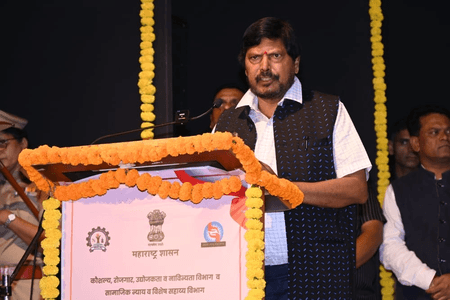 'हिंदी को लेकर फडणवीस सरकार ने पहले ही मारा सिक्सर', भाषा विवाद पर रामदास आठवले का बयान
