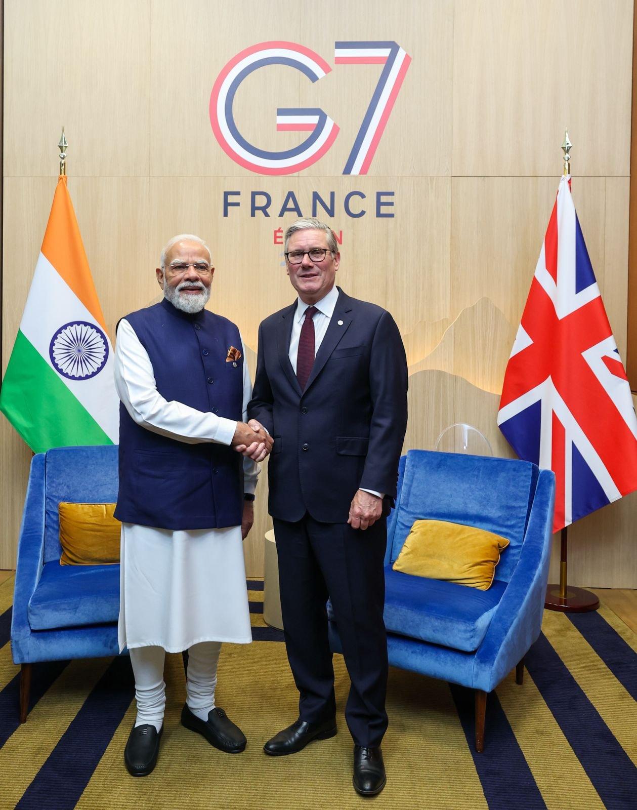 जी-7 समिट में पीएम मोदी-स्टार्मर की मुलाकात, व्यापार से एआई तक कई मुद्दों पर हुई चर्चा