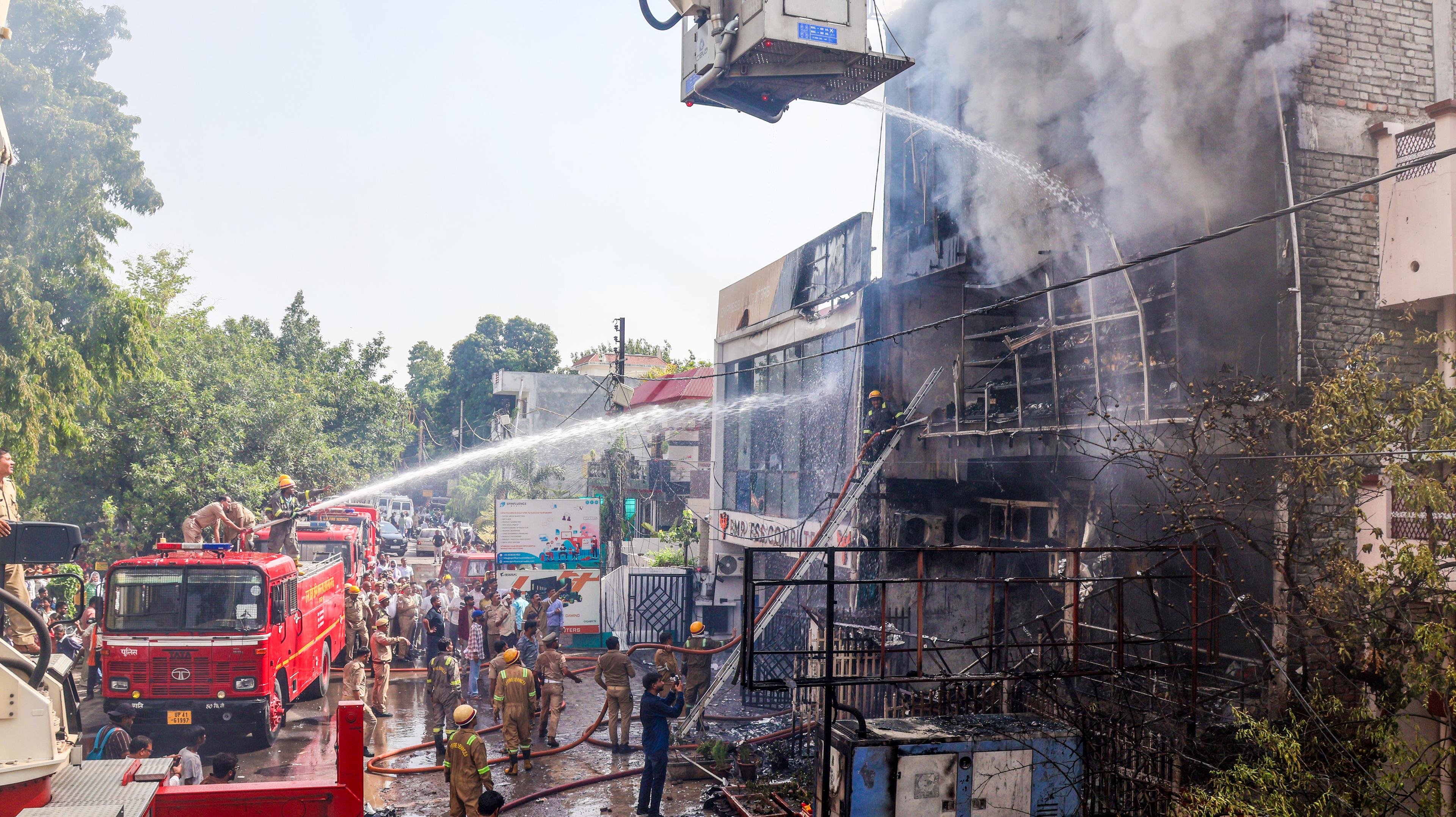 लखनऊ हादसे के बाद एक्शन में प्रशासन: 4 नामजद पर एफआईआर, कानपुर में भी सील किए 5 प्रतिष्ठान