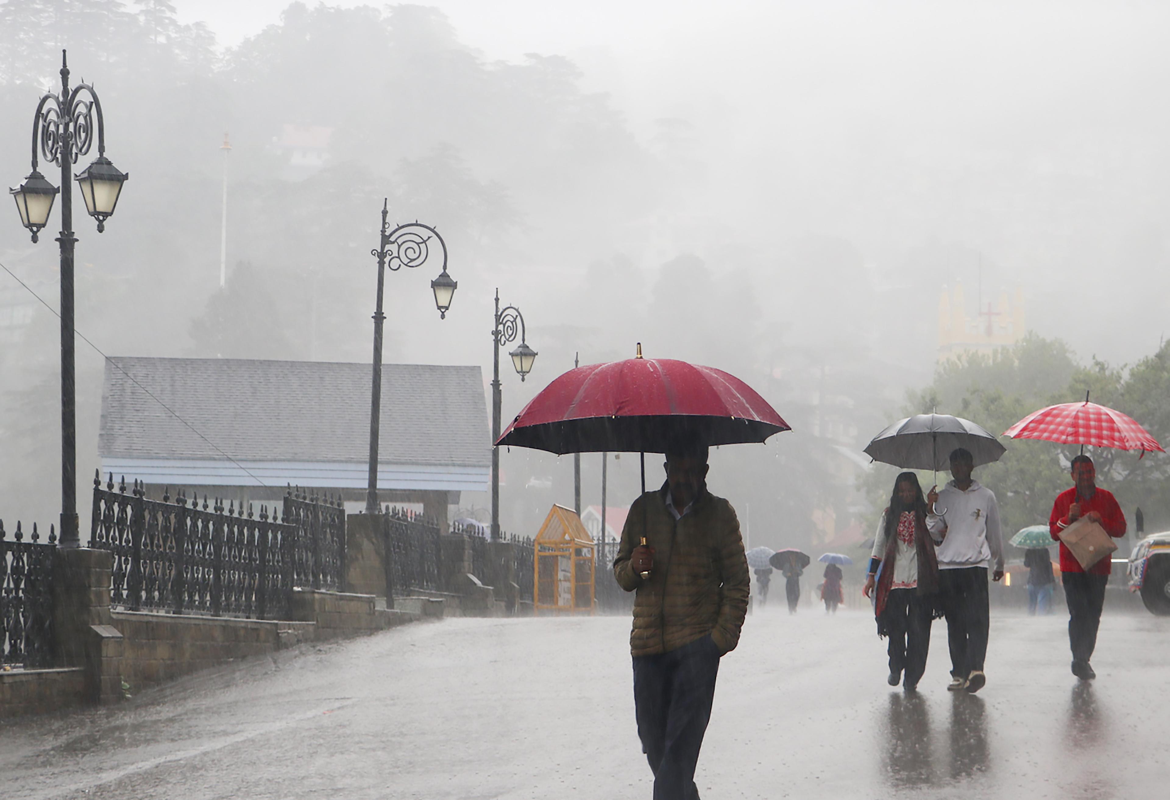 हिमाचल में मानसून का कहर, छह लोगों की मौत, 35 सड़कें बंद, 127 ट्रांसफार्मर ठप