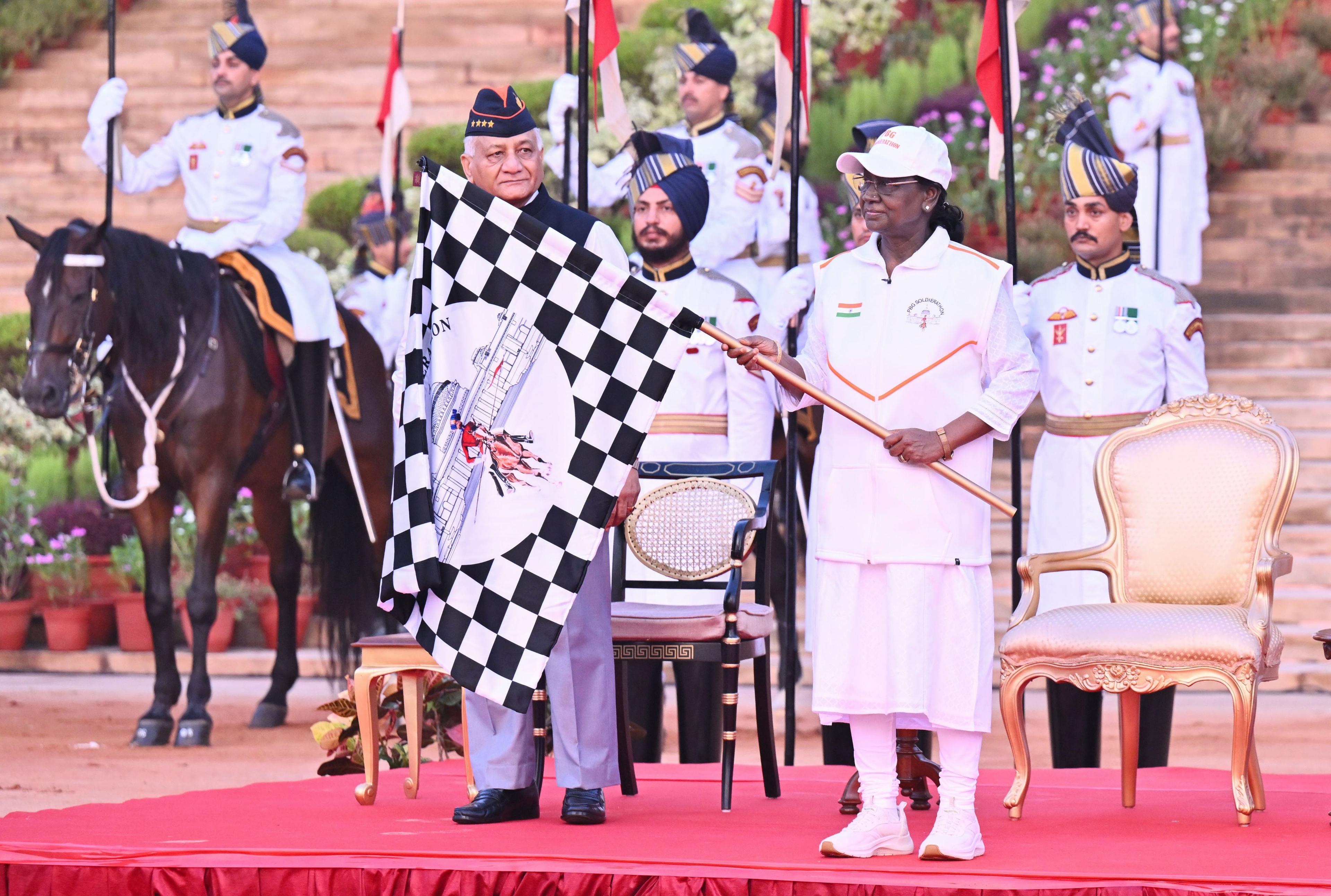 दिल्ली में राष्ट्रपति मुर्मु ने 'पीबीजी सोल्जरथॉन' को दिखाई हरी झंडी, मांडविया ने एनसीसी साइक्लोथॉन में लिया हिस्सा