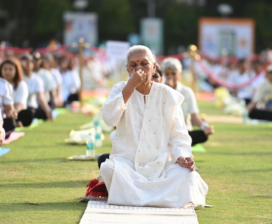 राज्यपाल आनंदीबेन पटेल ने मातृशक्ति संग किया योग, आंगनबाड़ियों को ‘गर्भ संस्कार केंद्र’ बनाने के निर्देश