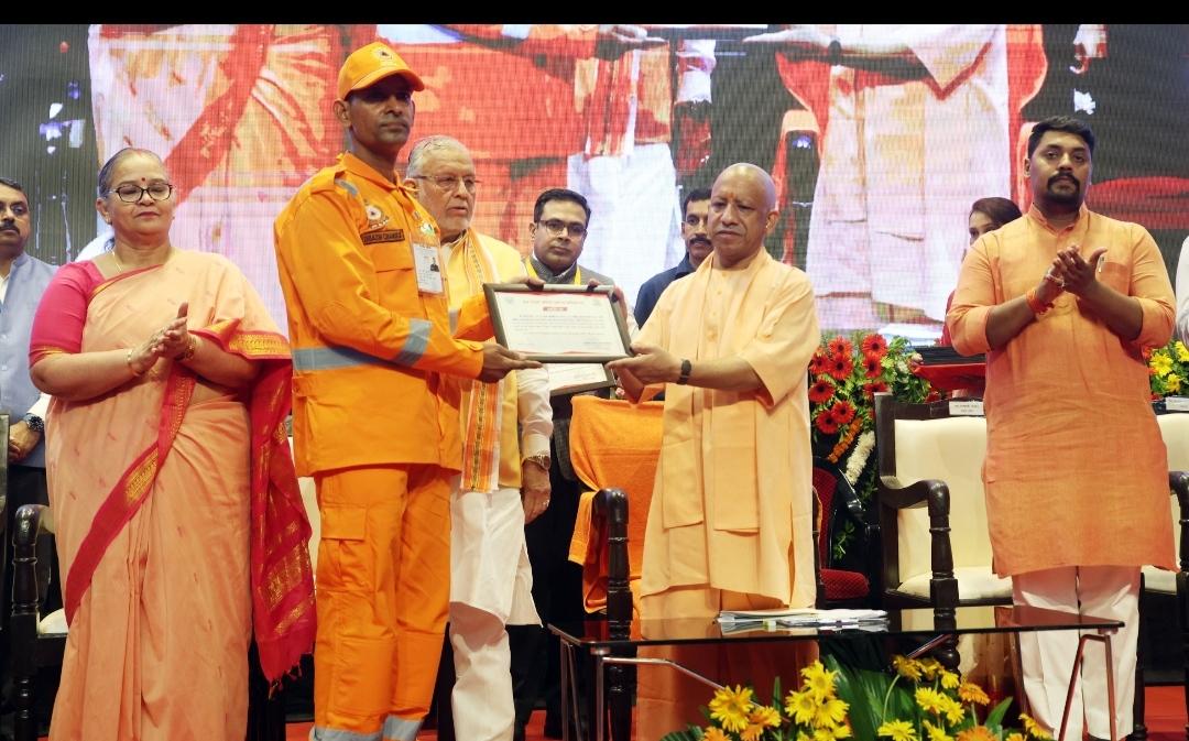 जीवन को दांव पर लगाकर आमजन की सुरक्षा करने वाले कार्मिकों को सीएम योगी ने किया सम्मानित