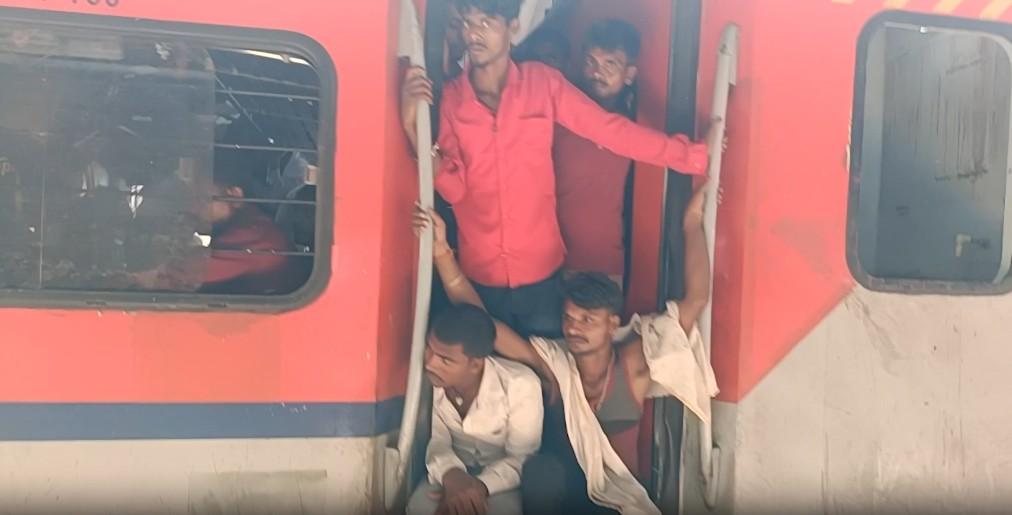 हाजीपुर रेलवे स्टेशन पर यात्रियों की भारी भीड़, गेट और फुटबोर्ड पर सफर करने को मजबूर लोग