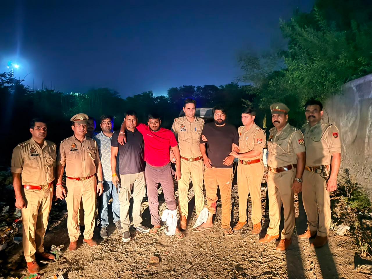 हत्या के आरोपी पुलिस मुठभेड़ में हुए घायल, अवैध हथियार और बिना नंबर की बाइक बरामद