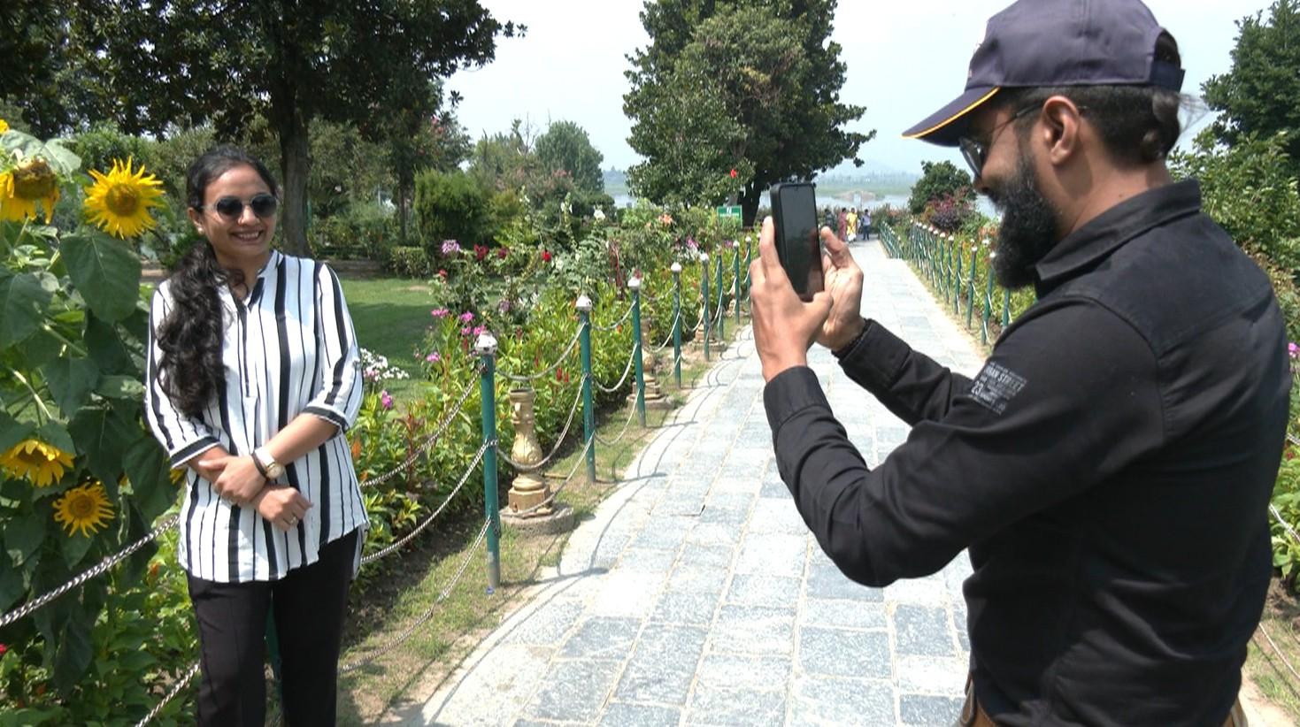 जम्मू-कश्मीर की हसीन वादियों में बढ़ी पर्यटकों की संख्या, टूरिज्म इंफ्रास्ट्रक्चर का तेजी से विस्तार बना मददगार