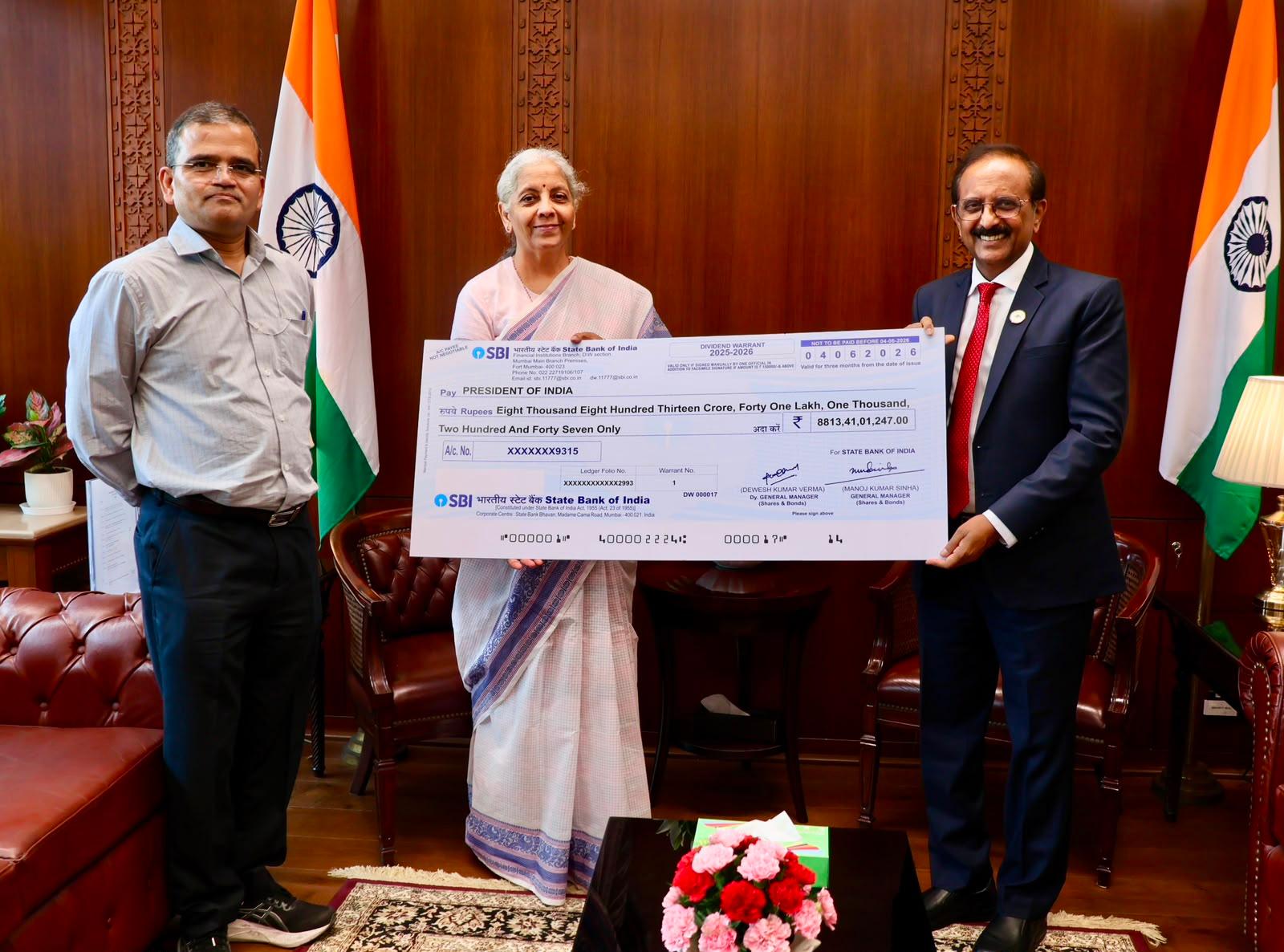 एसबीआई ने वित्त वर्ष 2026 के लिए केंद्र सरकार को सौंपा 8,813 करोड़ रुपए का डिविडेंड चेक