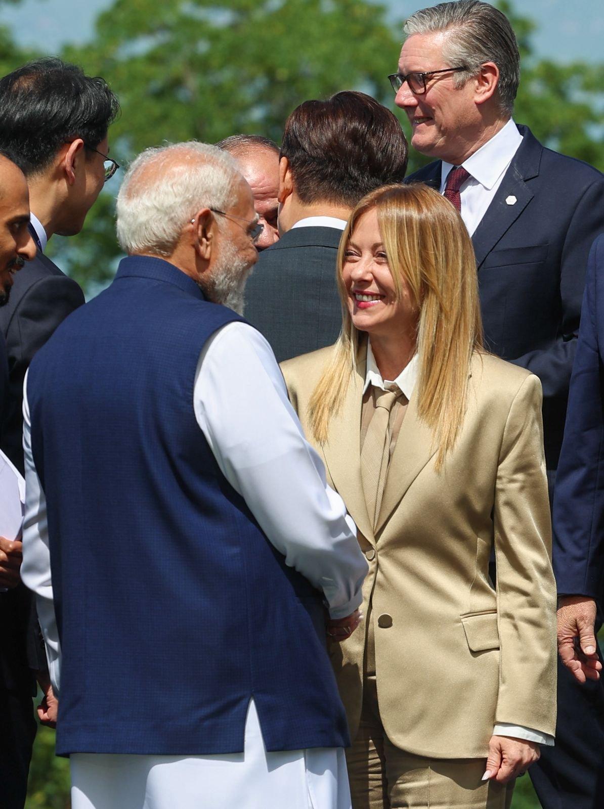 जी-7 समिट : फैमिली फोटो से पहले पीएम मोदी ने नेताओं से साझा किए विचार, राष्ट्रपति मैक्रों को कहा धन्यवाद