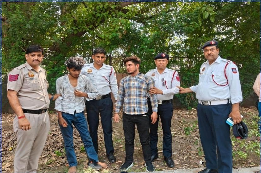 दिल्ली ट्रैफिक पुलिस की मुस्तैदी से दो झपटमार गिरफ्तार, छीने गए मोबाइल और बाइक बरामद