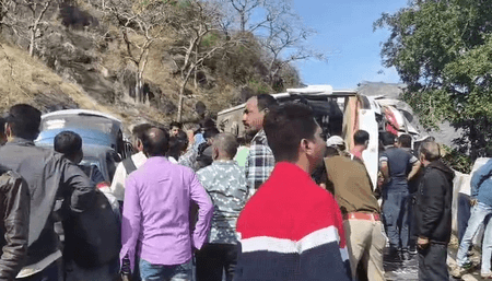 राजस्थान: माउंट आबू मार्ग पर अनियंत्रित होकर पलटी बस, 25 यात्री घायल