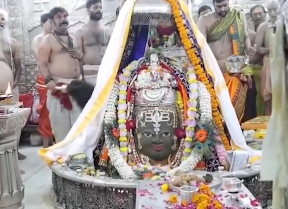 सावन के पहले सोमवार पर बाबा महाकाल का भांग से विशेष शृंगार, महाआरती में शामिल हुए हजारों श्रद्धालु