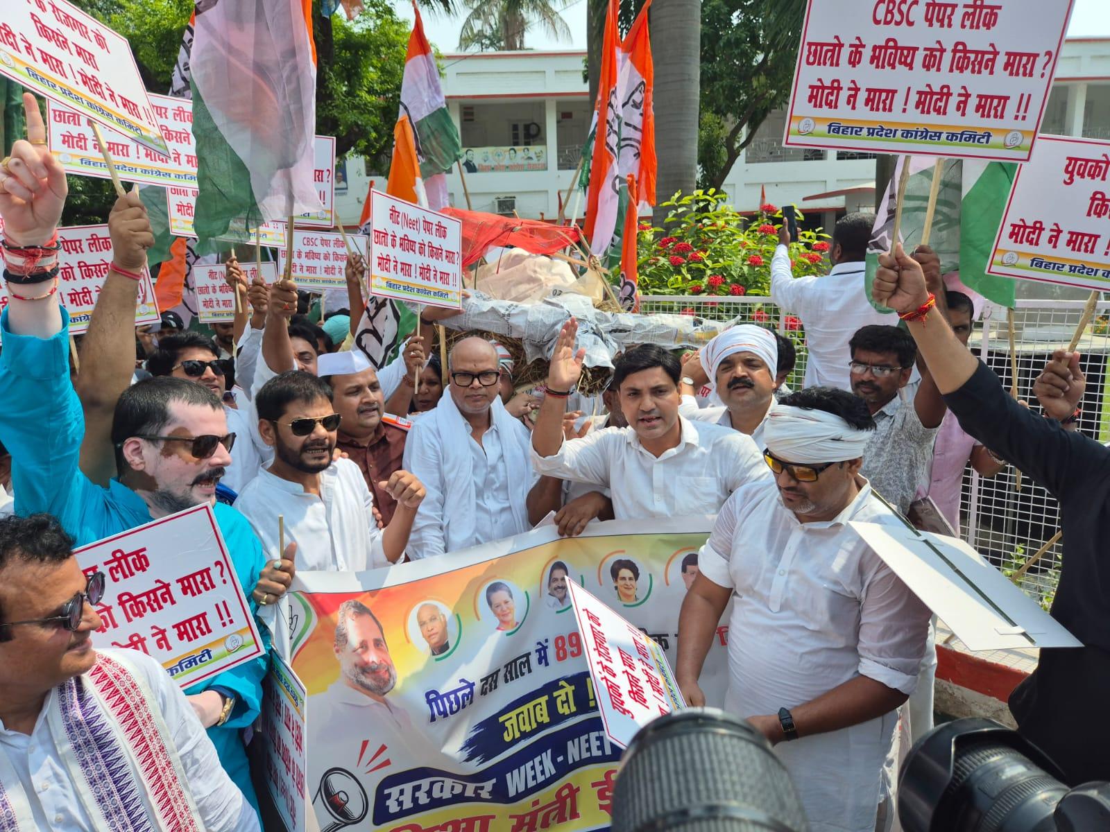 बिहार: नीट यूजी पेपर लीक और सीबीएसई की अनियमितताओं को लेकर कांग्रेस का प्रदर्शन