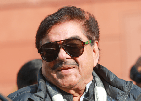 शत्रुघ्न सिन्हा ने अटल बिहारी वाजपेयी को दी श्रद्धांजलि, मैथिली ठाकुर ने गाई 'हार नहीं मानूंगा' कविता