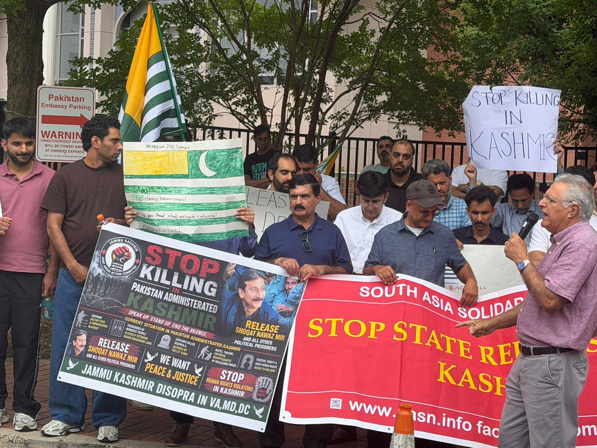 पीओके में बढ़ते तनाव को लेकर वॉशिंगटन में पाकिस्तान दूतावास के बाहर प्रदर्शन