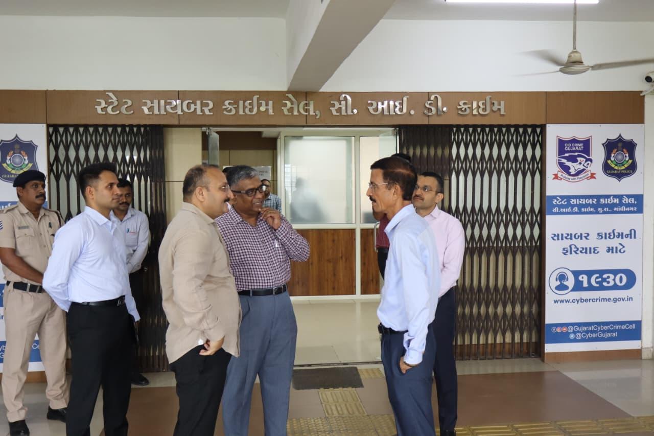 गुजरात डीजीपी ने की साइबर अपराध नियंत्रण व्यवस्था की समीक्षा, शिकायतों पर तेज कार्रवाई के निर्देश