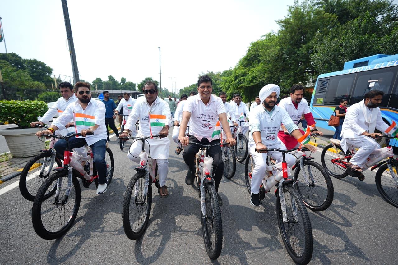 नई दिल्ली: साइकिल से विधानसभा पहुंचे ‘आप’ विधायक, मंत्री के इस्तीफे की मांग