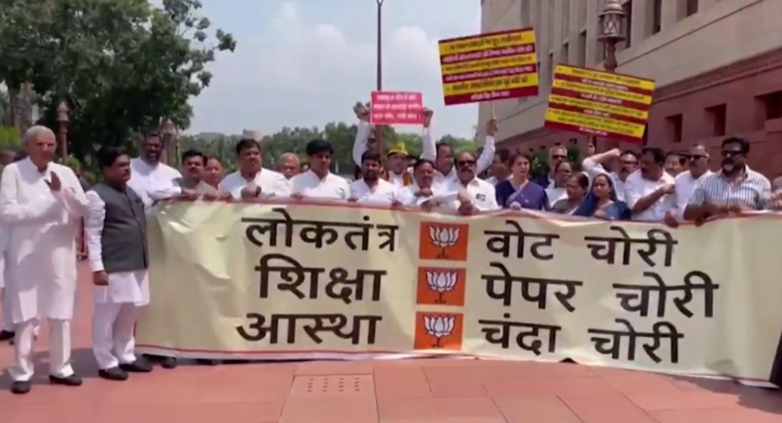 विपक्ष के सांसदों ने सरकार पर लगाया आरोप, कहा-'सरकार जनता और छात्रों को कानून के नाम पर कर रही गुमराह'