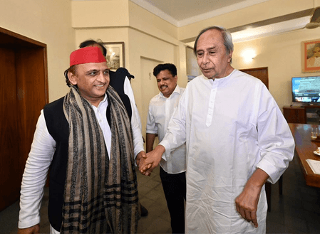 अखिलेश यादव ने बीजेडी अध्यक्ष नवीन पटनायक से की मुलाकात